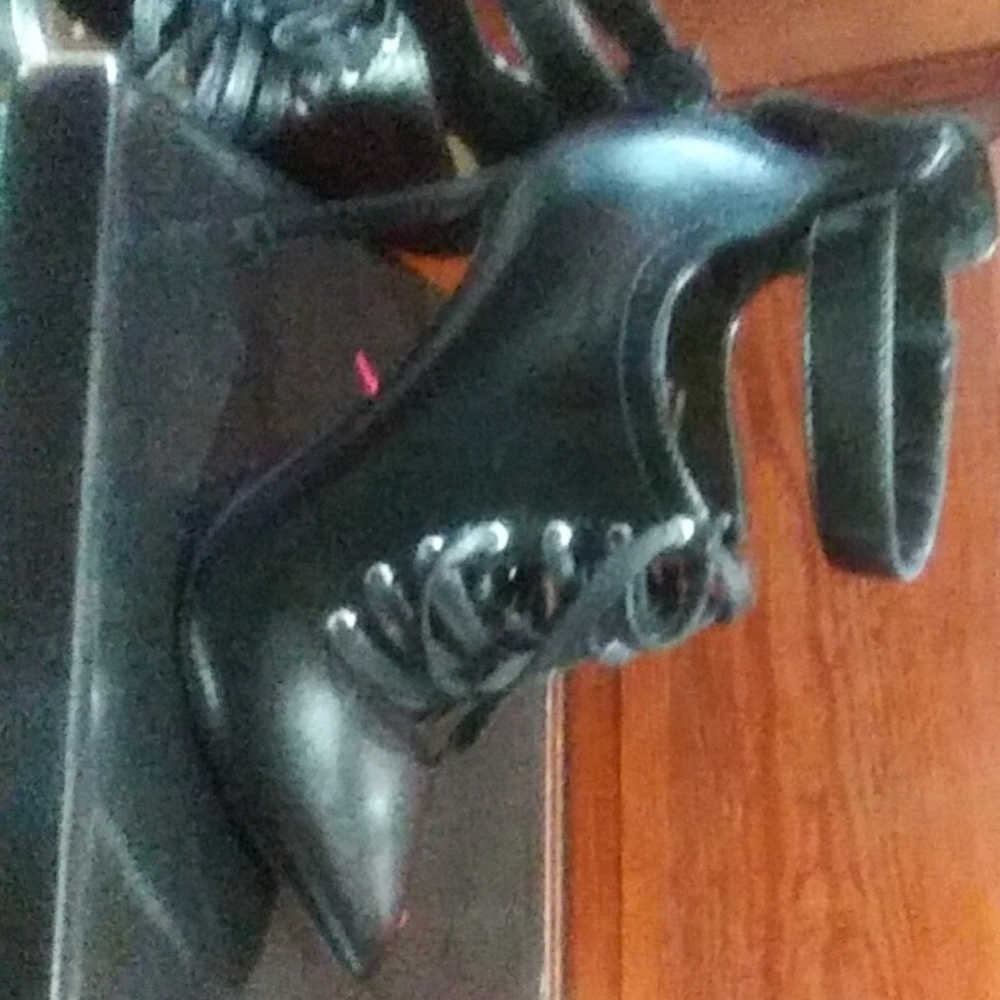 Shoes - Picture 2 of 4